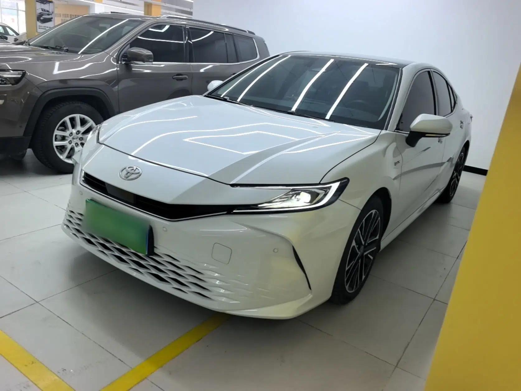 Toyota Camry 2024 Dual-Motor 2.0 HG Premium Edition — миниатюра 1