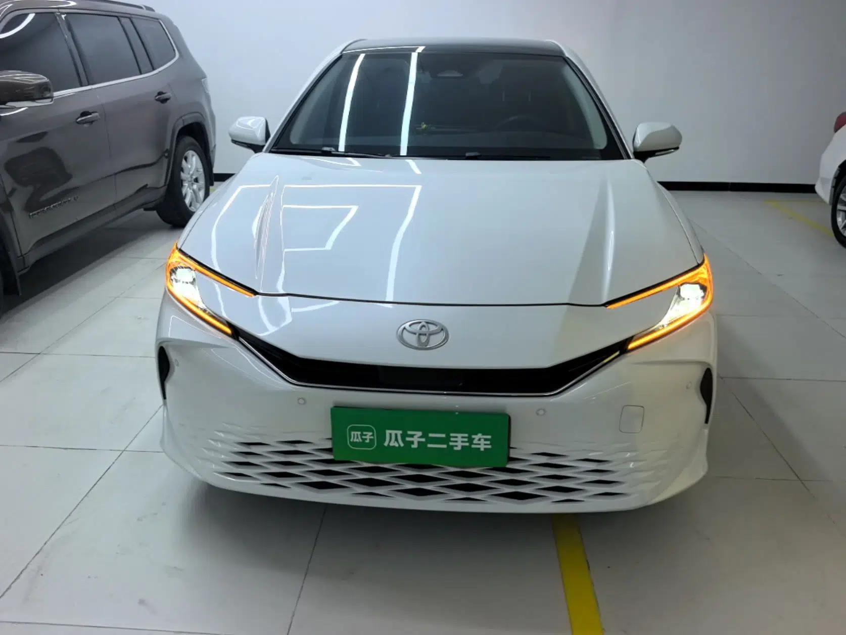 Toyota Camry 2024 Dual-Motor 2.0 HG Premium Edition — миниатюра 2