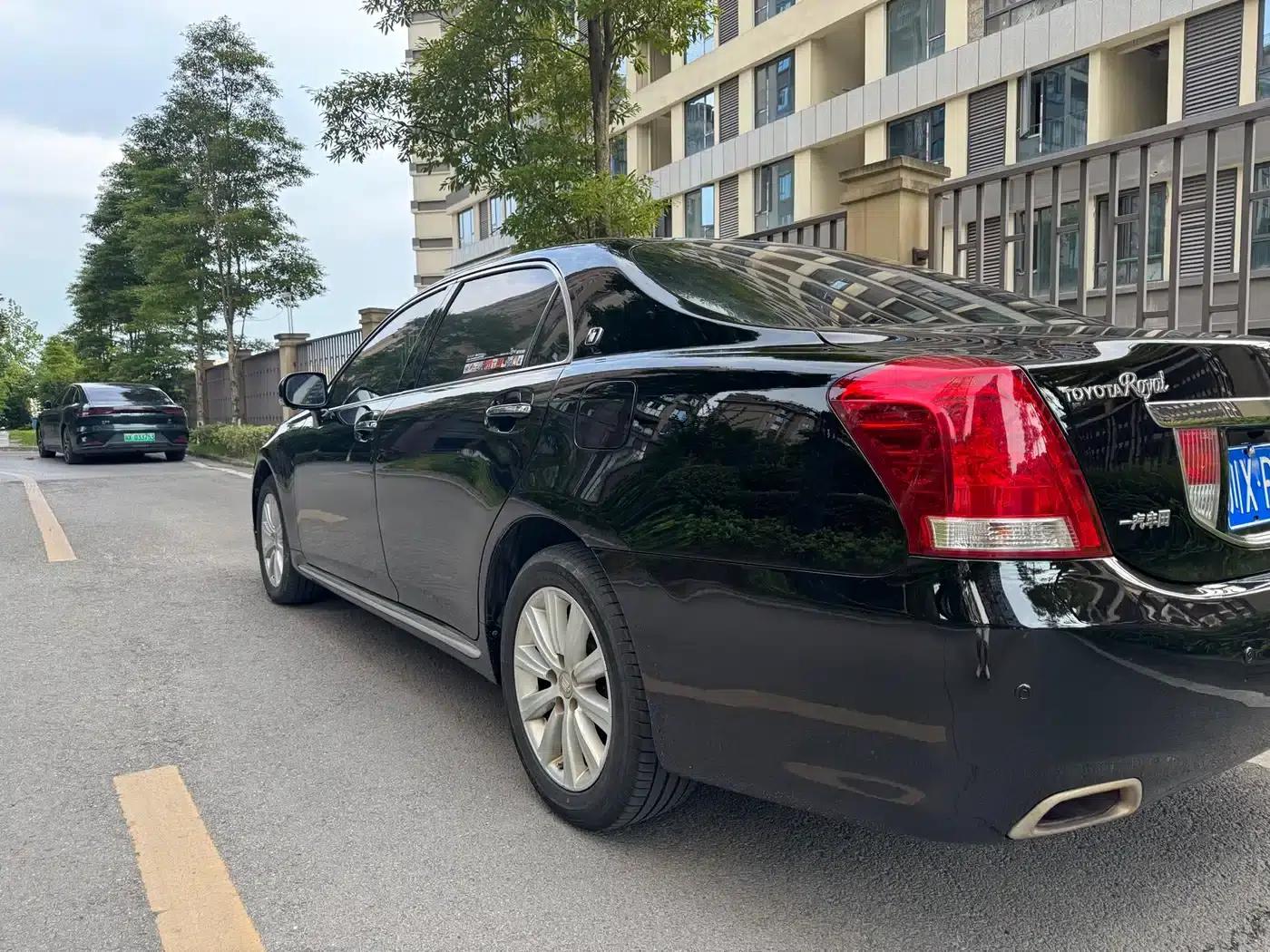 Crown 2010 2.5L Royal Leather Sunroof Navigation Edition — миниатюра 2