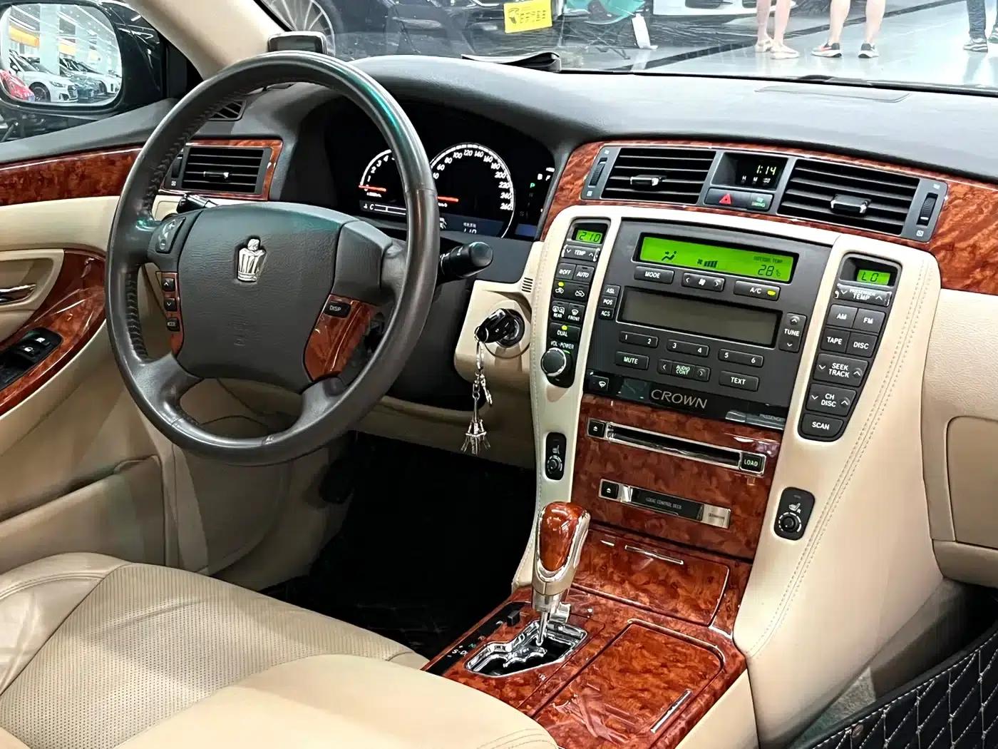 Crown 2007 2.5L Royal Special Edition — миниатюра 12
