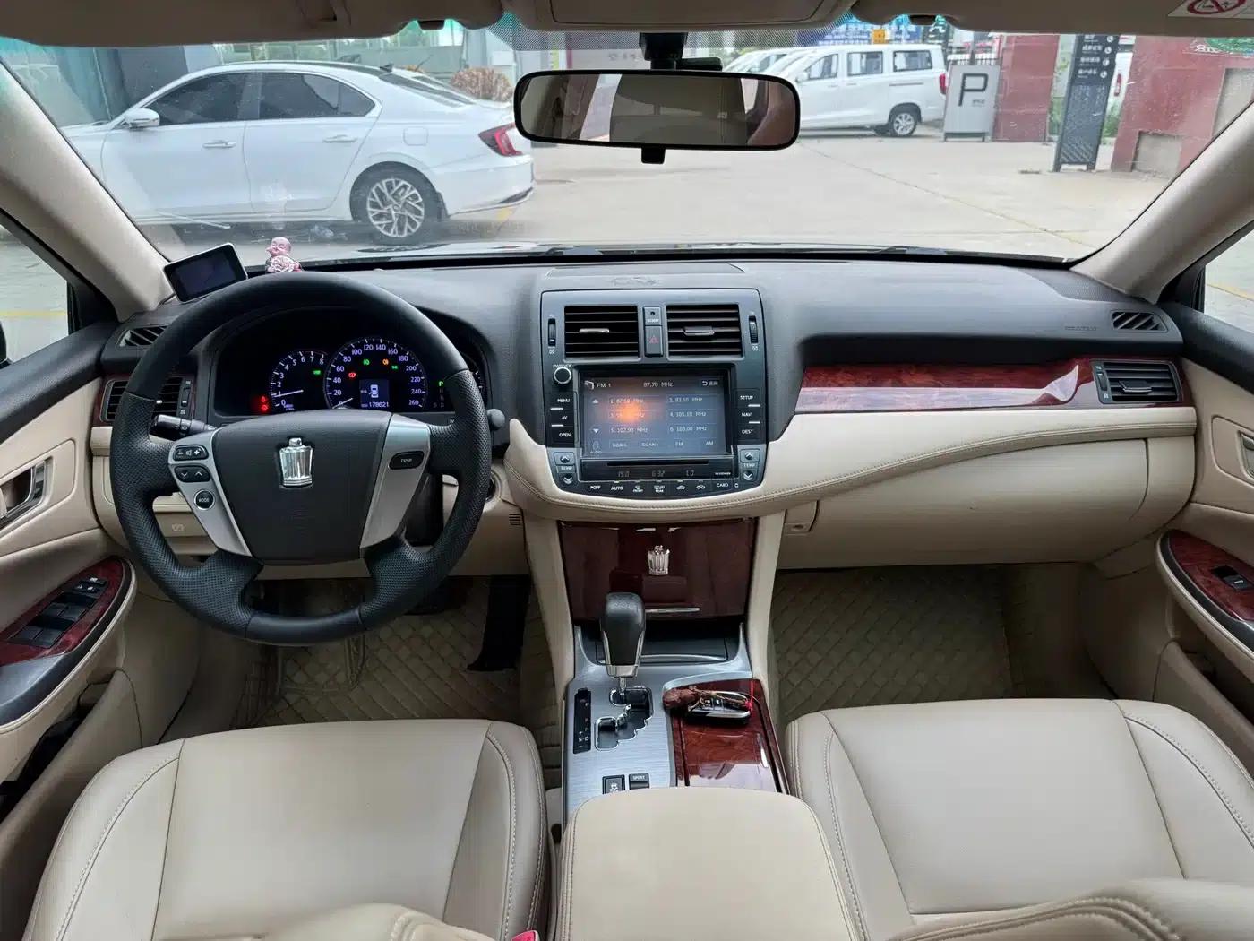 Crown 2012 2.5L Royal — миниатюра 11