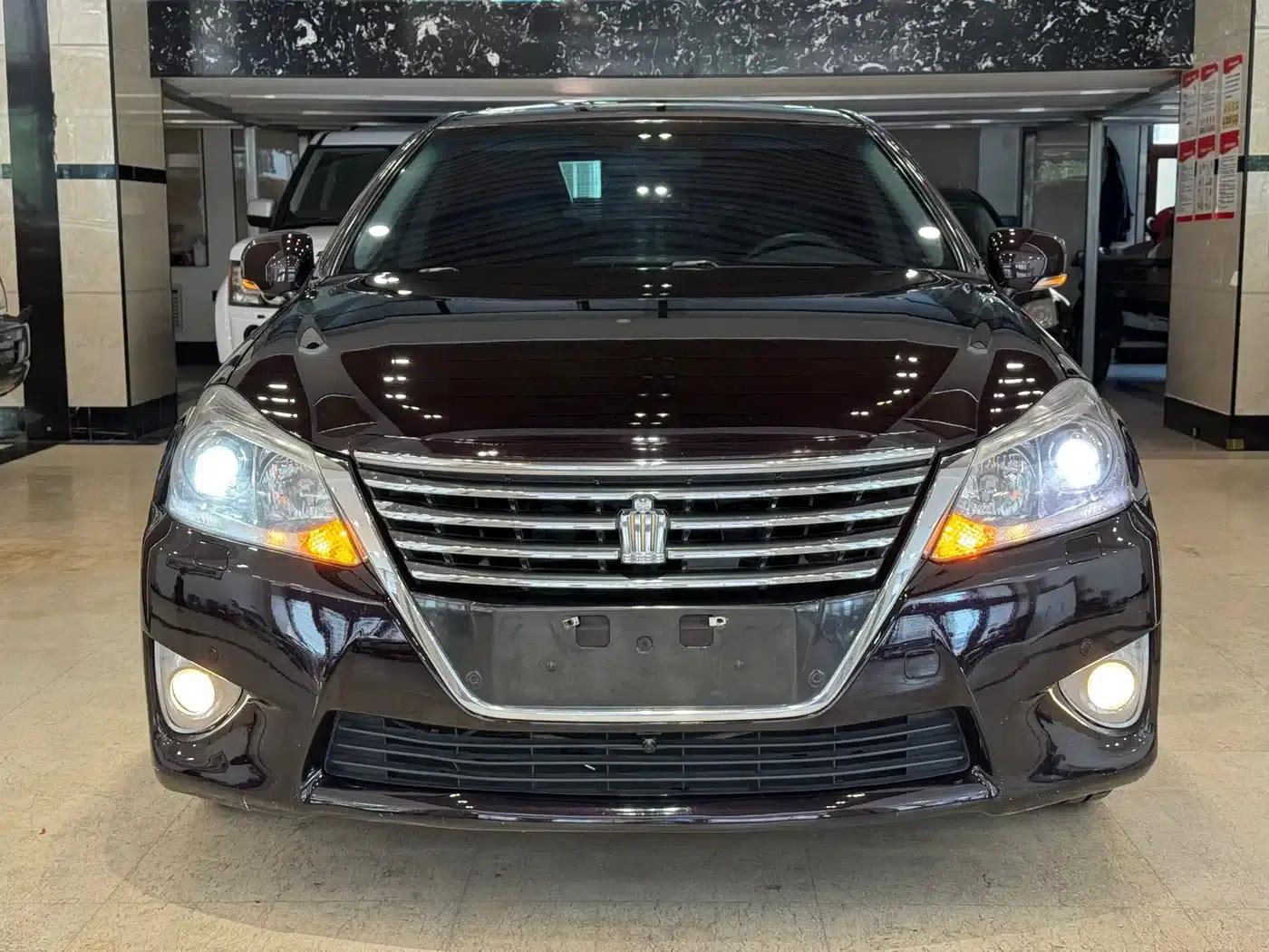 Crown 2012 2.5L Royal Leather Edition — миниатюра 2