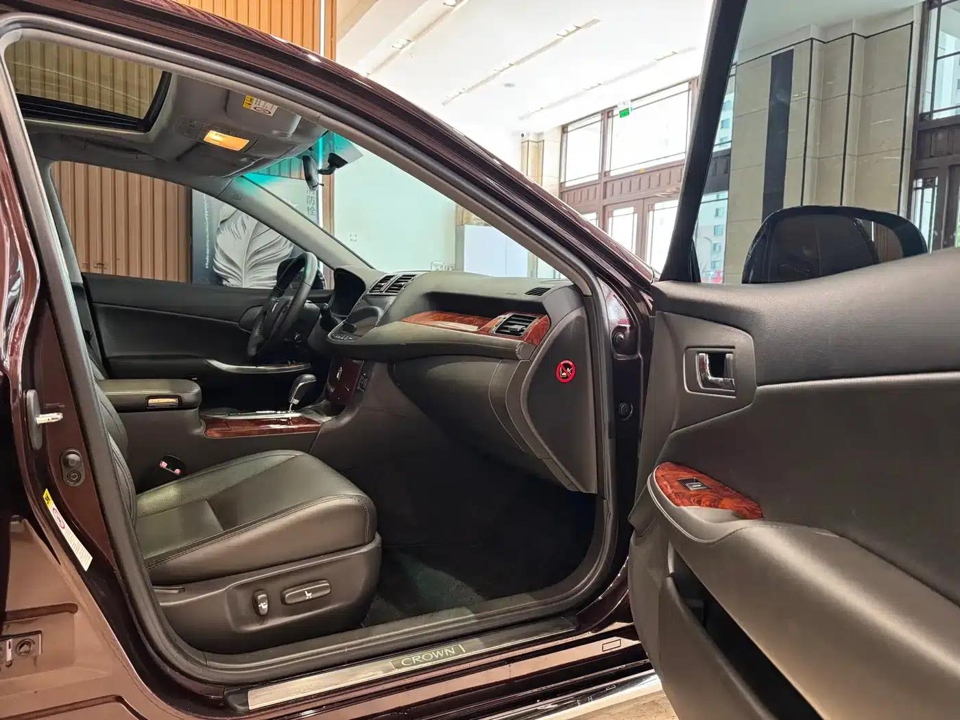 Crown 2012 2.5L Royal Leather Edition — миниатюра 16