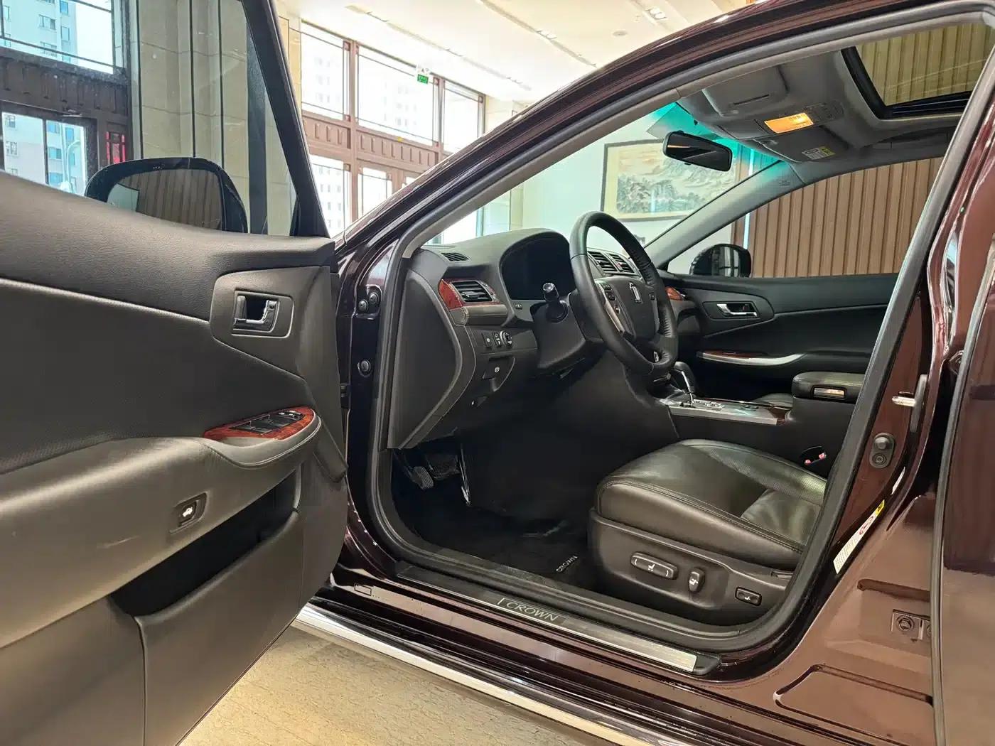 Crown 2012 2.5L Royal Leather Edition — миниатюра 7