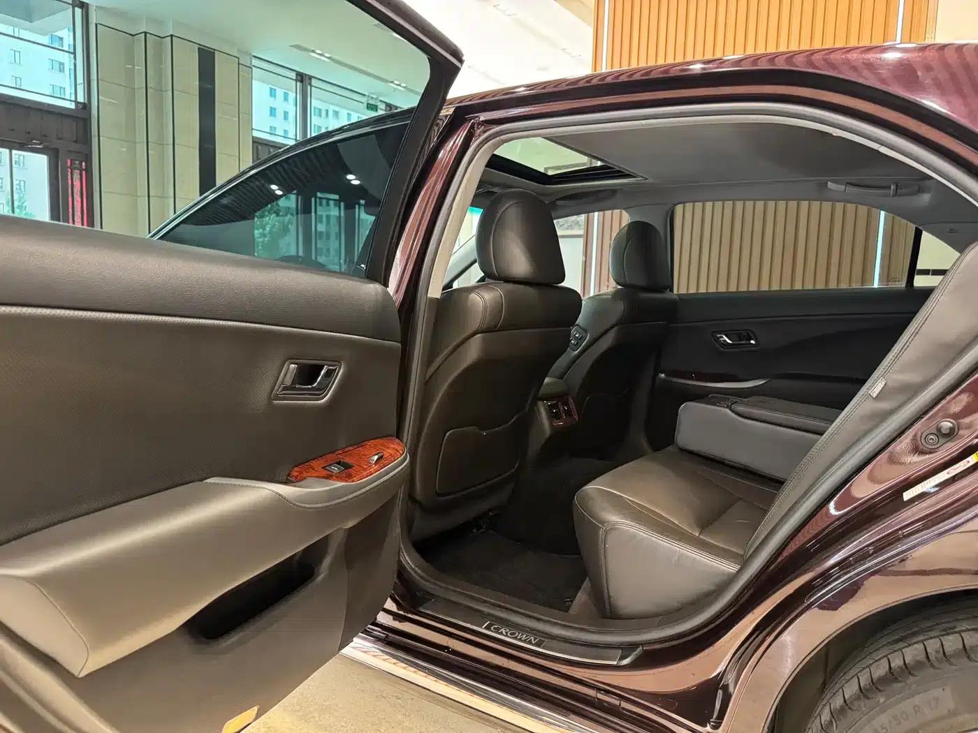 Crown 2012 2.5L Royal Leather Edition — миниатюра 10