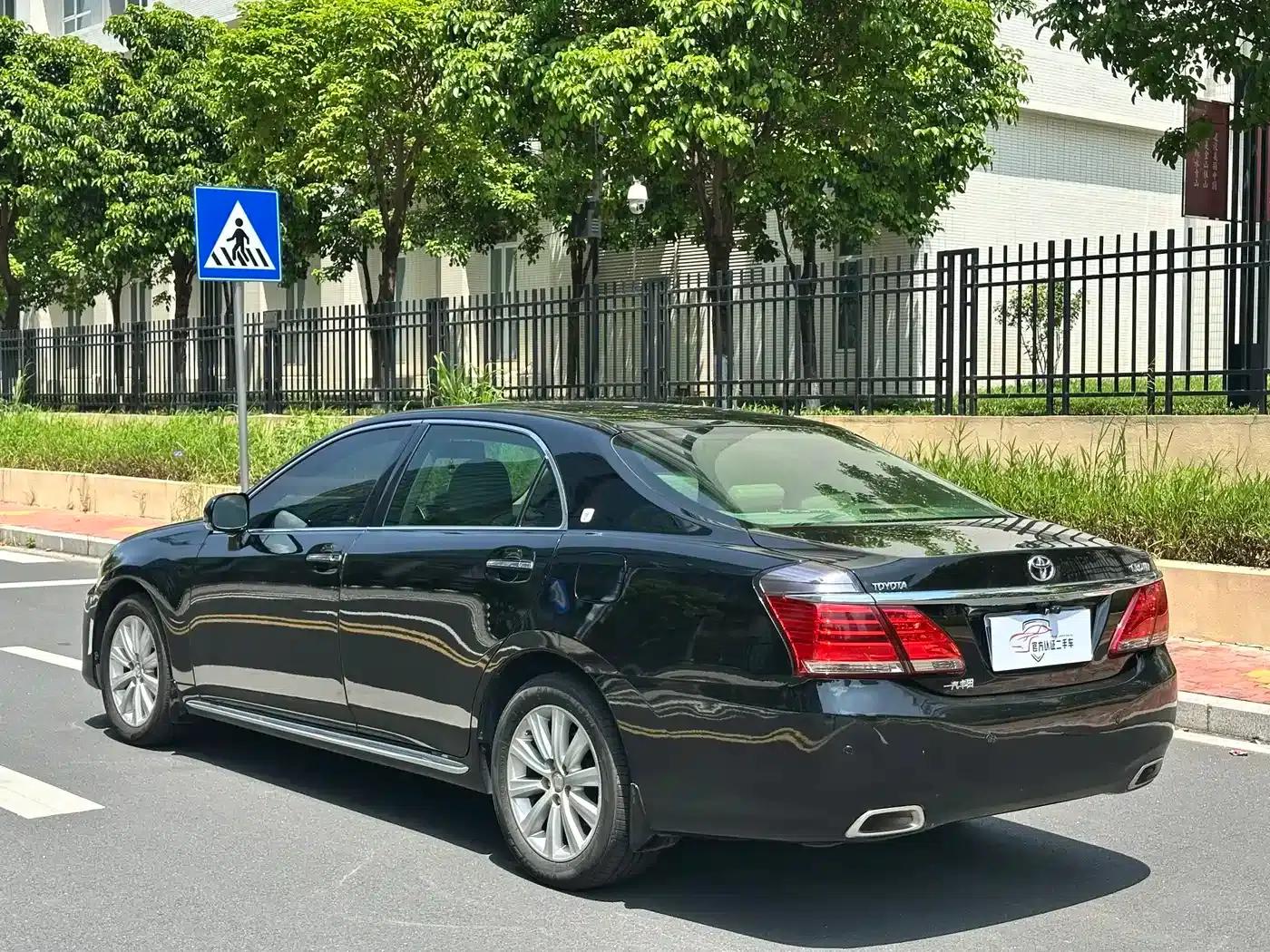 Crown 2012 2.5L Royal Leather Edition — миниатюра 12