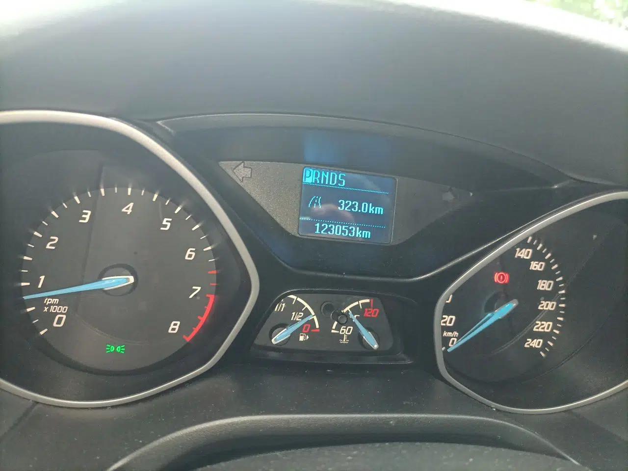 Ford Focus 2012 Hatchback 1.6L Automatic Comfort Model — миниатюра 12
