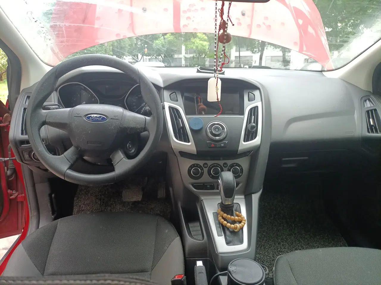 Ford Focus 2012 Hatchback 1.6L Automatic Comfort Model — миниатюра 9