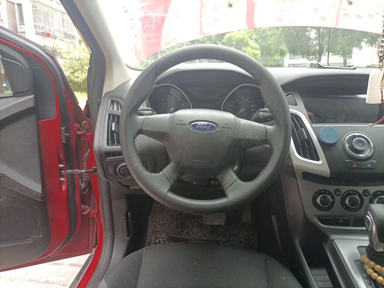 Ford Focus 2012 Hatchback 1.6L Automatic Comfort Model — миниатюра 10