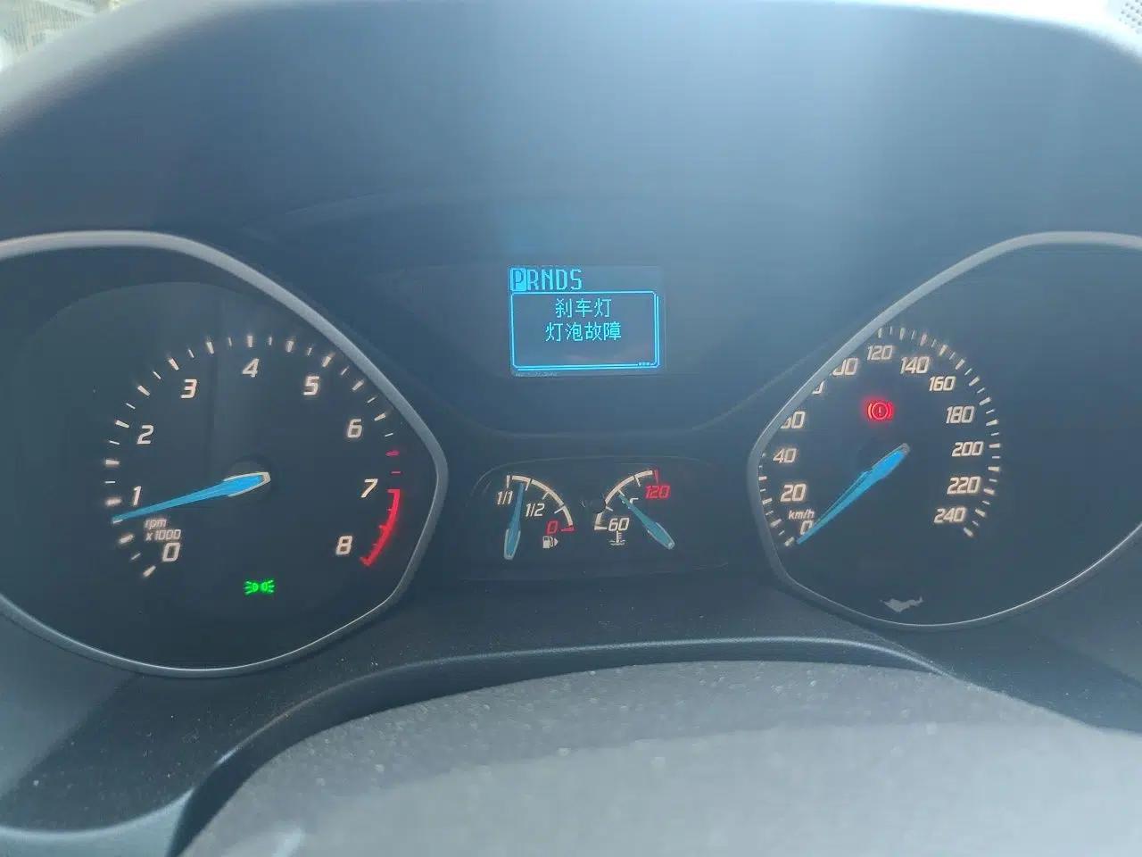 Ford Focus 2012 Sedan 1.6L Automatic Comfort Model — миниатюра 11