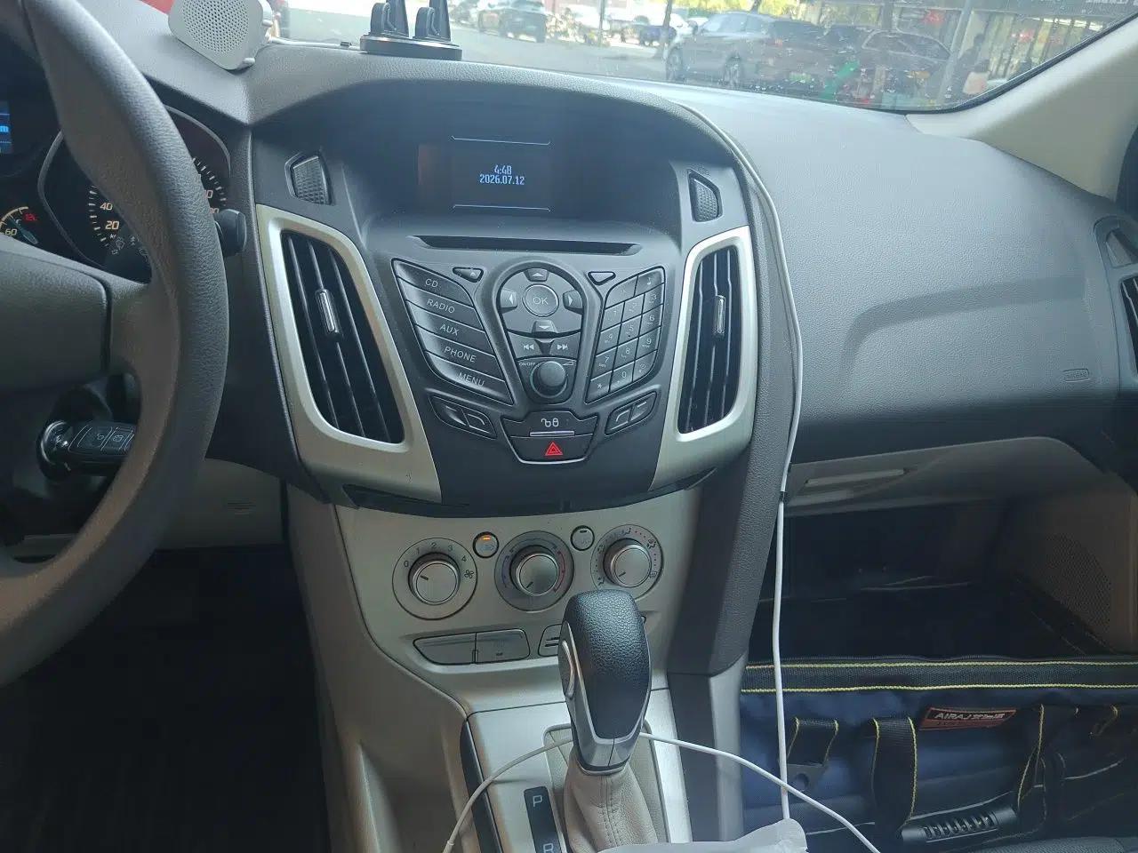 Ford Focus 2012 Sedan 1.6L Automatic Comfort Model — миниатюра 13