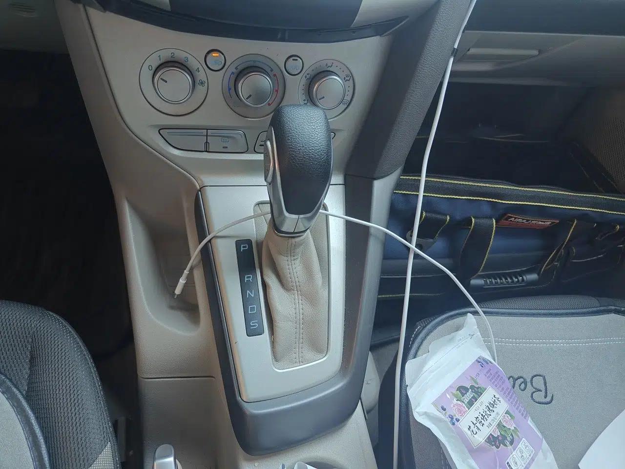 Ford Focus 2012 Sedan 1.6L Automatic Comfort Model — миниатюра 14