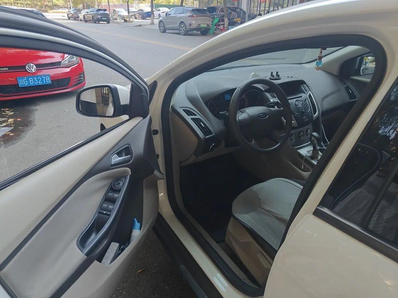 Ford Focus 2012 Sedan 1.6L Automatic Comfort Model — миниатюра 16