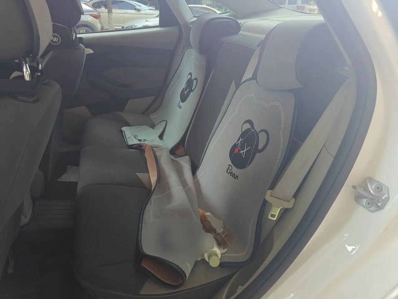 Ford Focus 2012 Sedan 1.6L Automatic Comfort Model — миниатюра 17