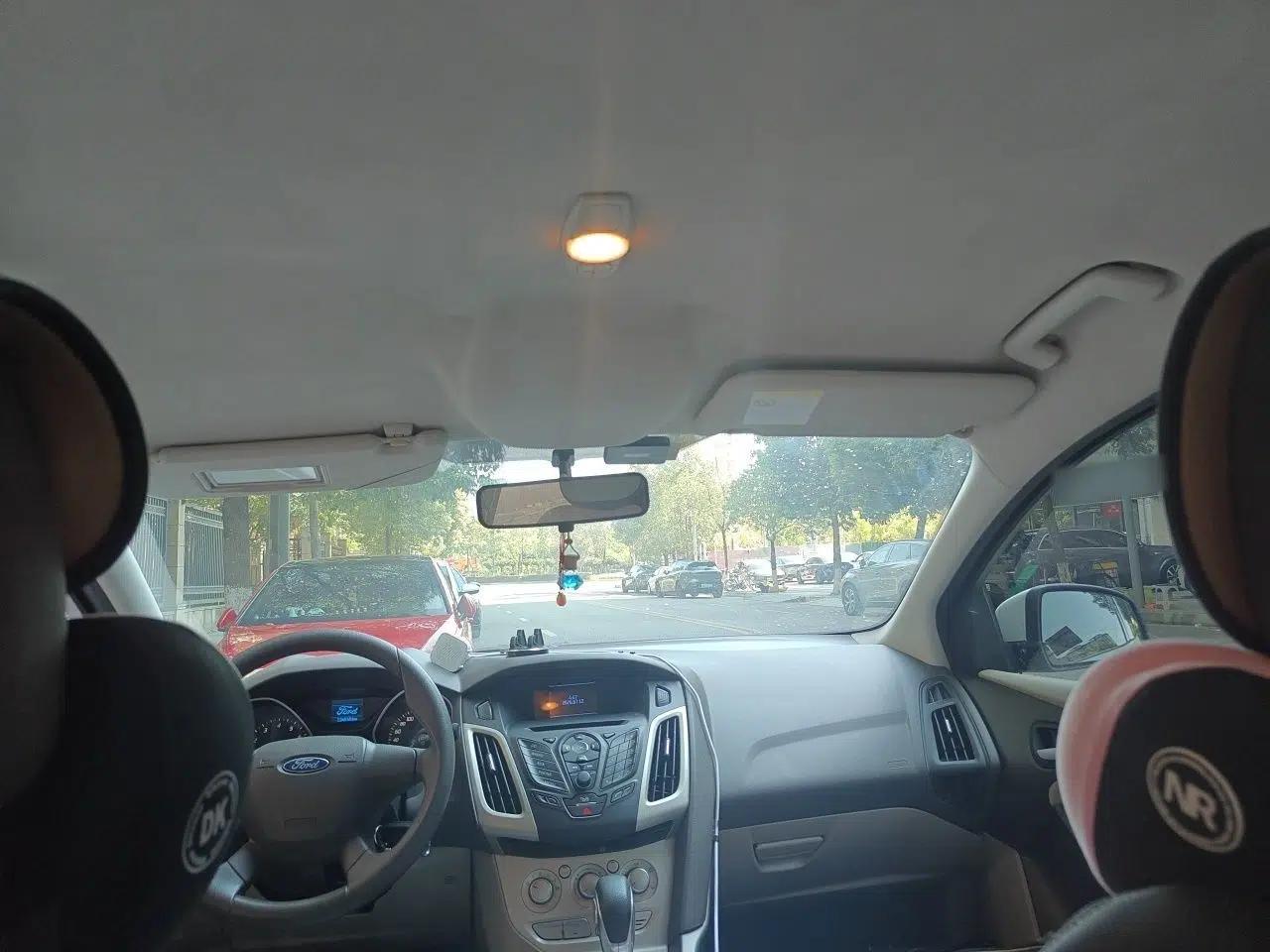 Ford Focus 2012 Sedan 1.6L Automatic Comfort Model — миниатюра 18