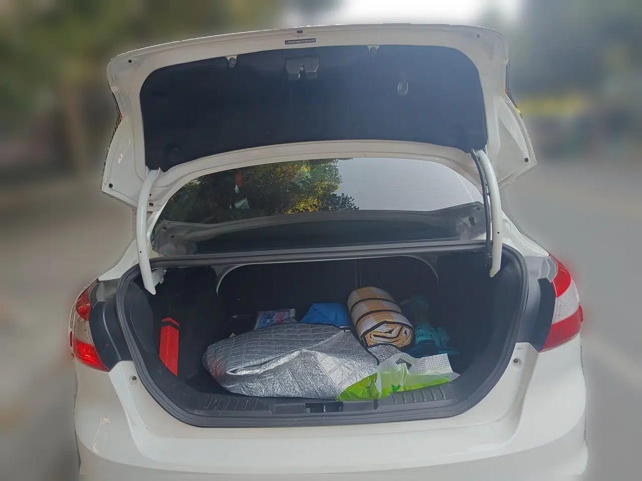 Ford Focus 2012 Sedan 1.6L Automatic Comfort Model — миниатюра 19