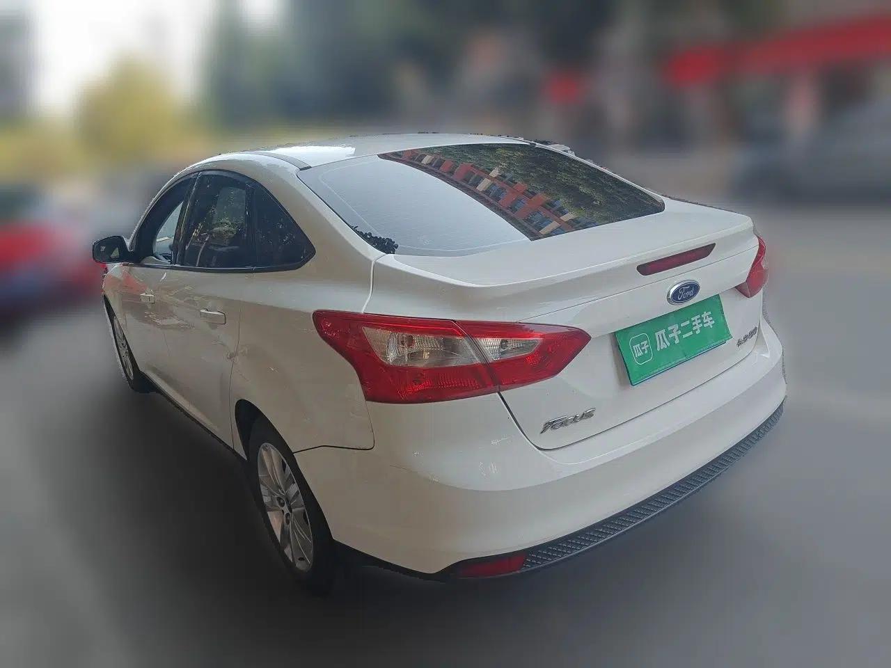 Ford Focus 2012 Sedan 1.6L Automatic Comfort Model — миниатюра 4