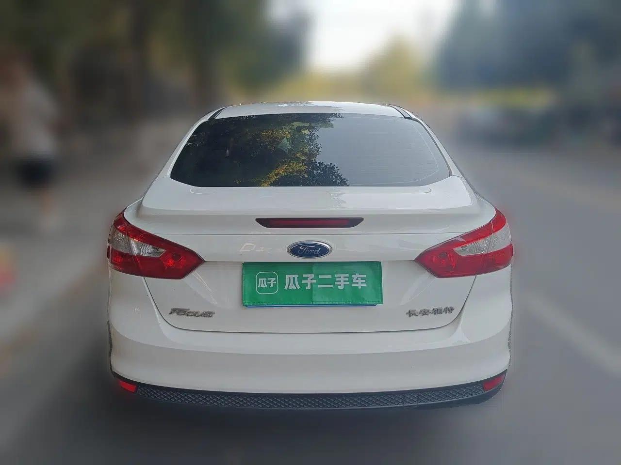Ford Focus 2012 Sedan 1.6L Automatic Comfort Model — миниатюра 5