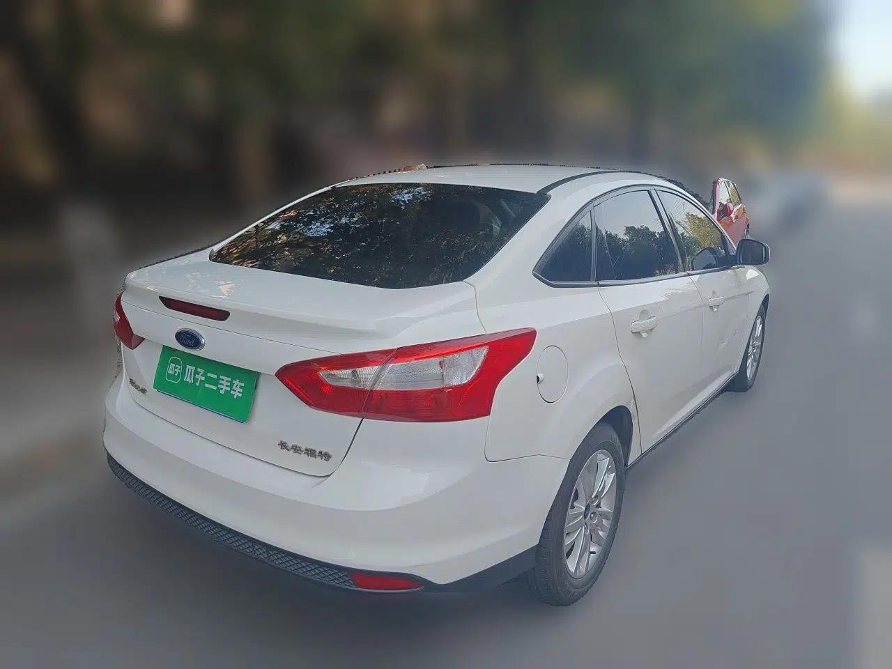 Ford Focus 2012 Sedan 1.6L Automatic Comfort Model — миниатюра 6