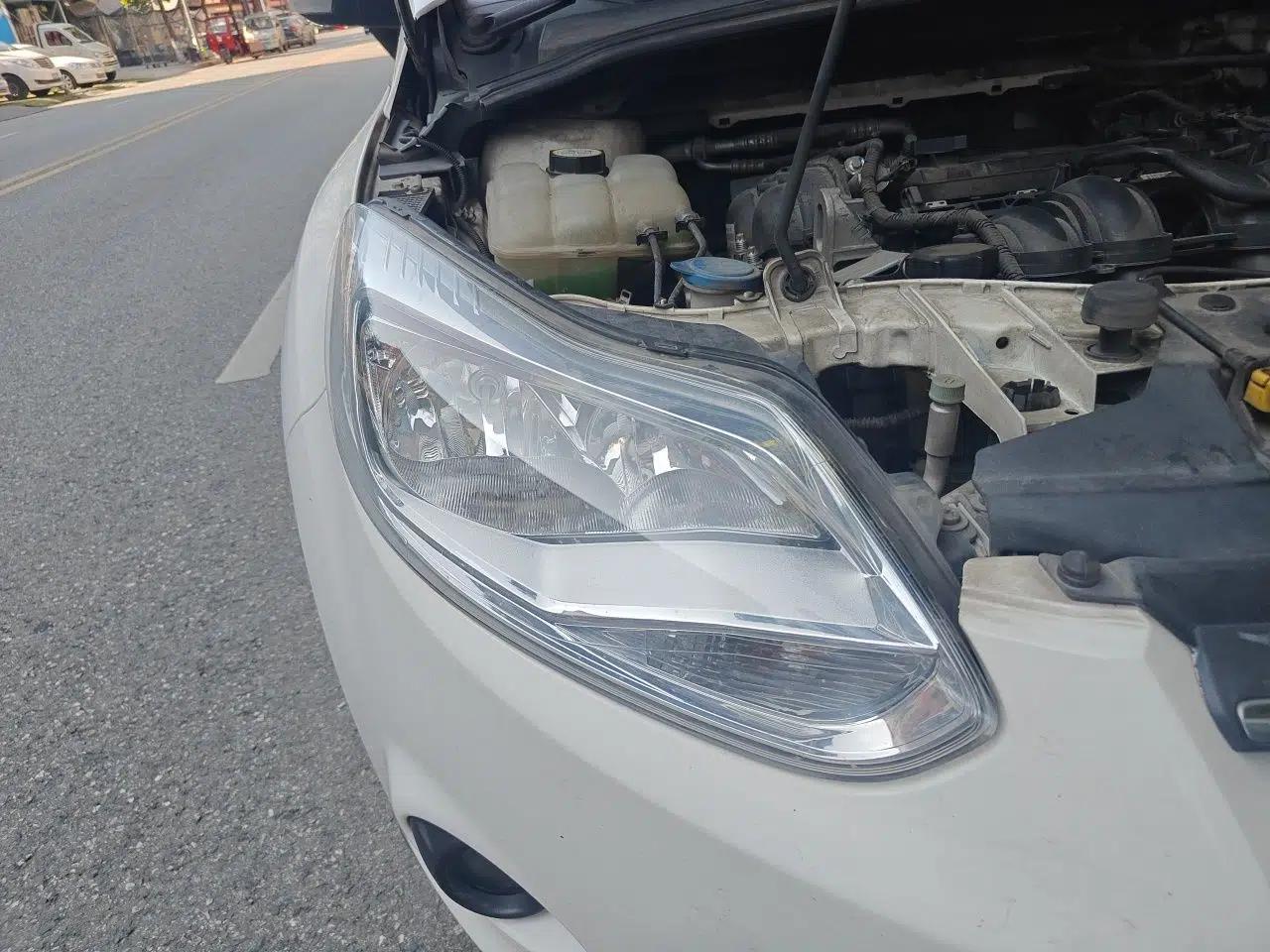 Ford Focus 2012 Sedan 1.6L Automatic Comfort Model — миниатюра 7
