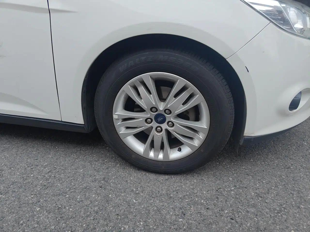 Ford Focus 2012 Sedan 1.6L Automatic Comfort Model — миниатюра 8