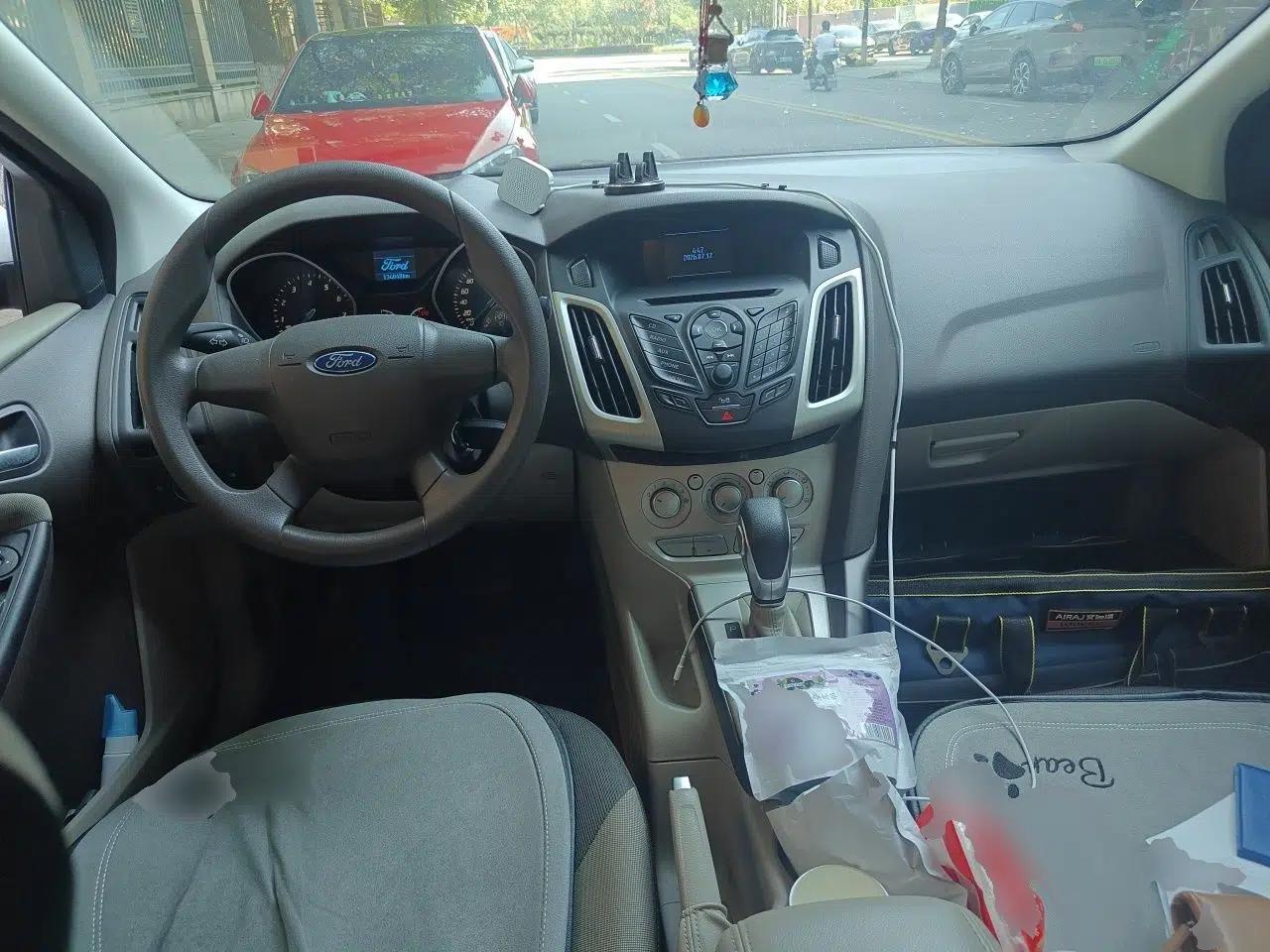 Ford Focus 2012 Sedan 1.6L Automatic Comfort Model — миниатюра 9