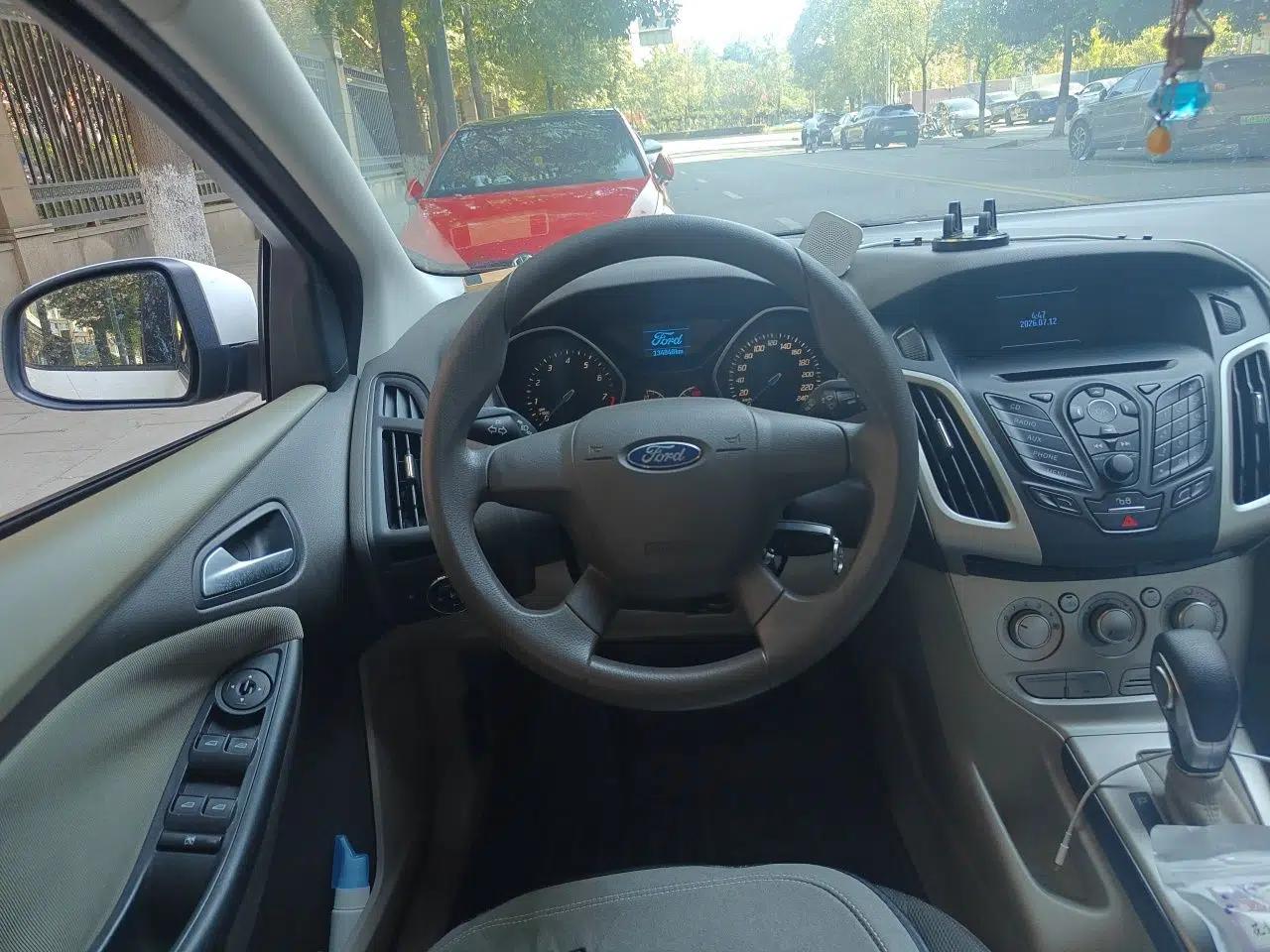 Ford Focus 2012 Sedan 1.6L Automatic Comfort Model — миниатюра 10