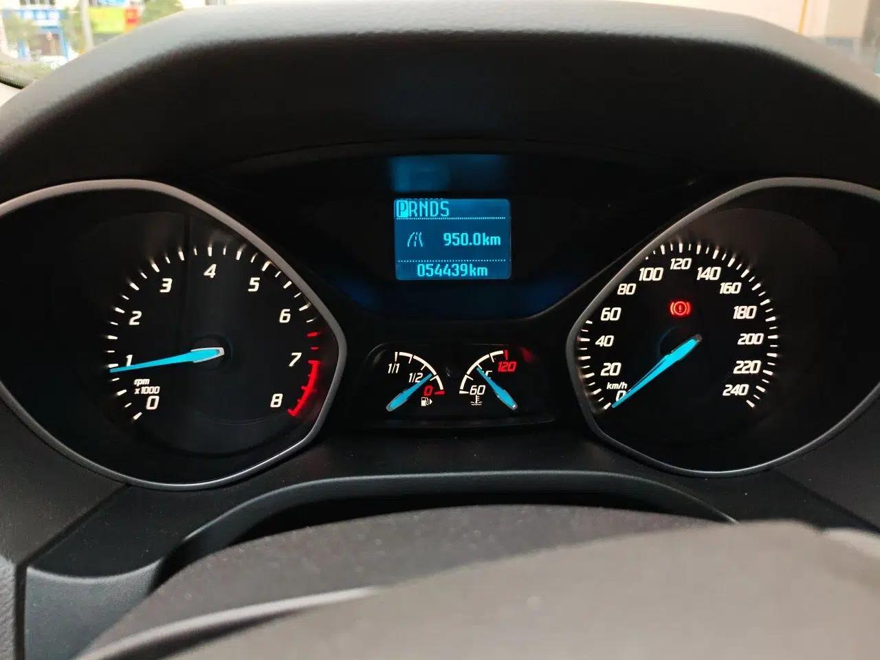 Ford Focus 2012 Sedan 1.6L Automatic Comfort Model — миниатюра 11