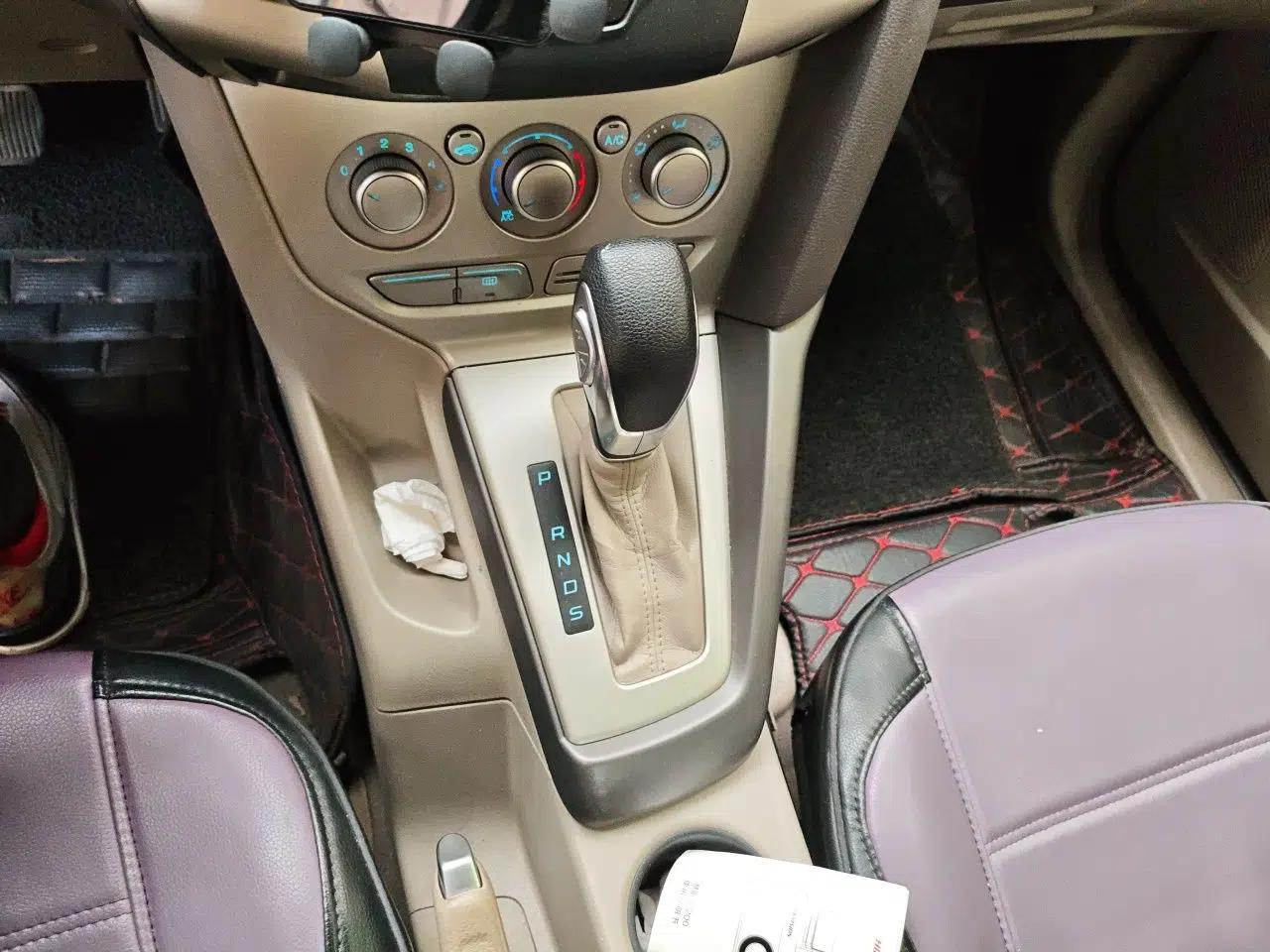 Ford Focus 2012 Sedan 1.6L Automatic Comfort Model — миниатюра 14