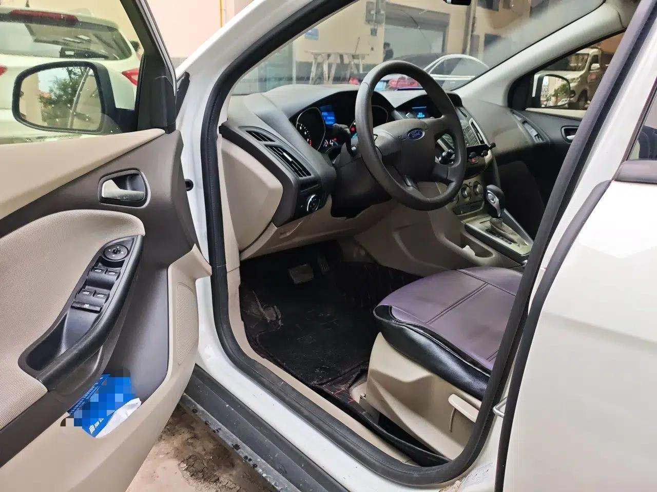 Ford Focus 2012 Sedan 1.6L Automatic Comfort Model — миниатюра 16