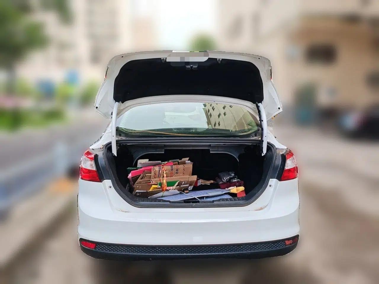 Ford Focus 2012 Sedan 1.6L Automatic Comfort Model — миниатюра 19