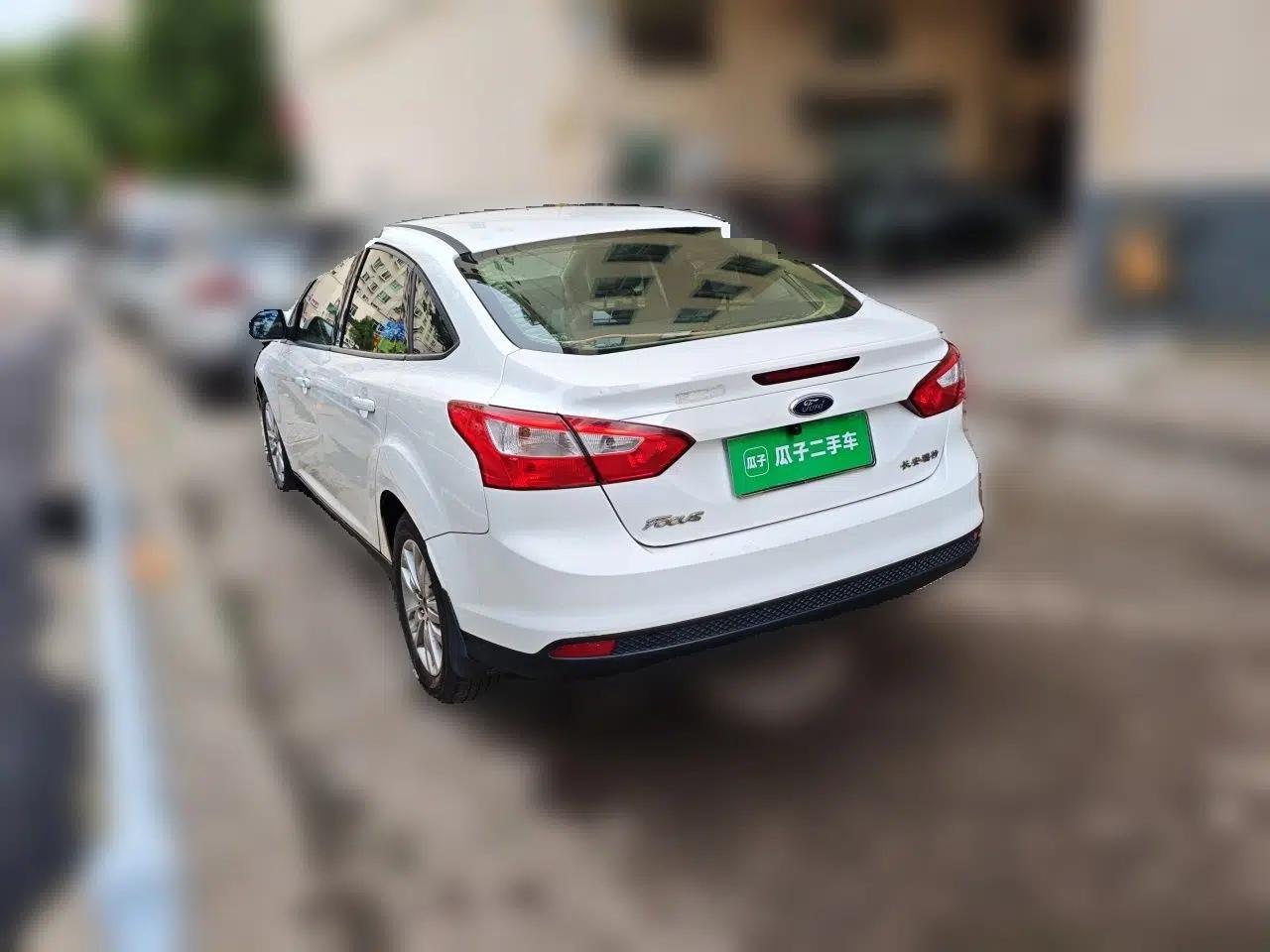 Ford Focus 2012 Sedan 1.6L Automatic Comfort Model — миниатюра 4