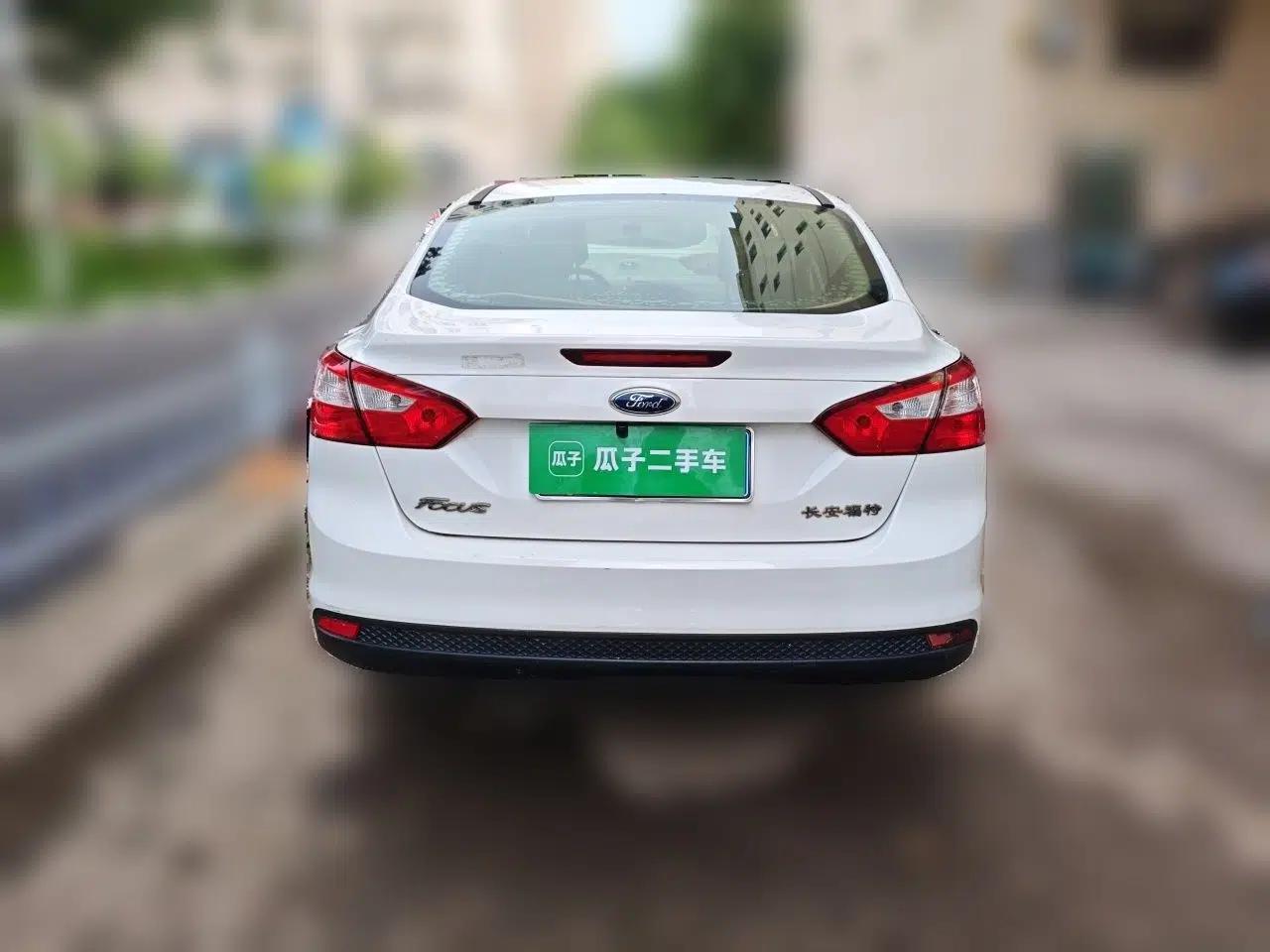 Ford Focus 2012 Sedan 1.6L Automatic Comfort Model — миниатюра 5