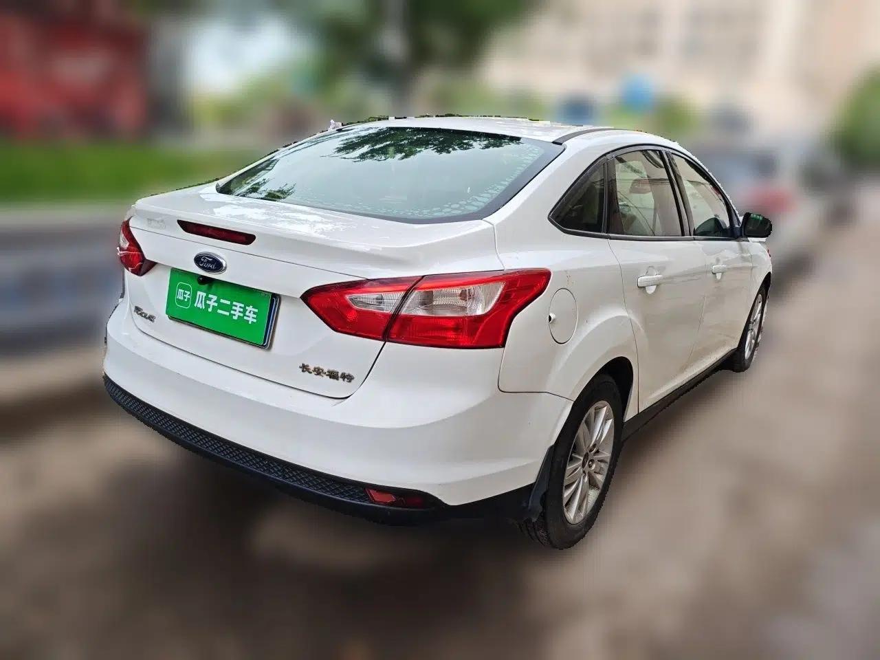Ford Focus 2012 Sedan 1.6L Automatic Comfort Model — миниатюра 6