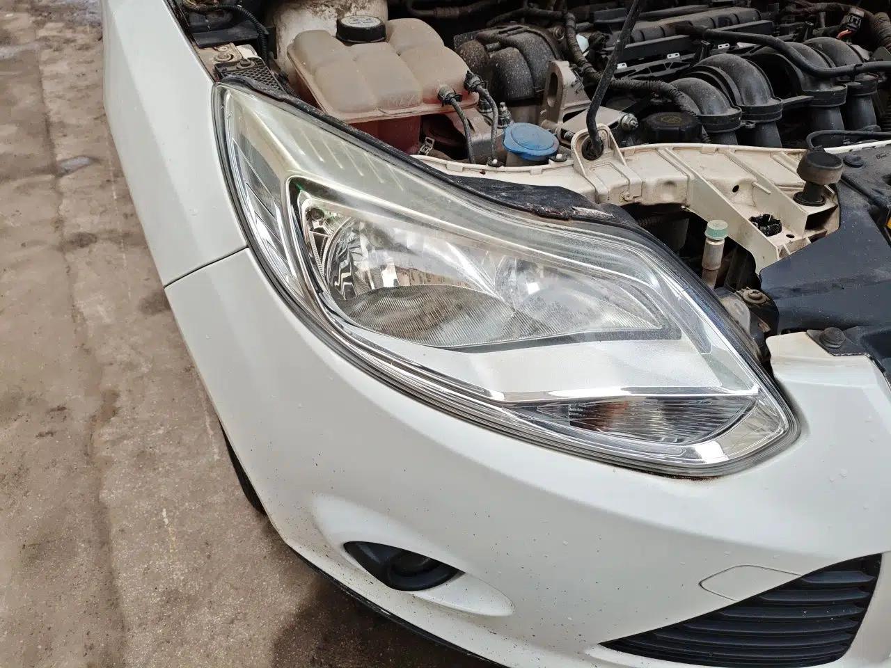 Ford Focus 2012 Sedan 1.6L Automatic Comfort Model — миниатюра 7