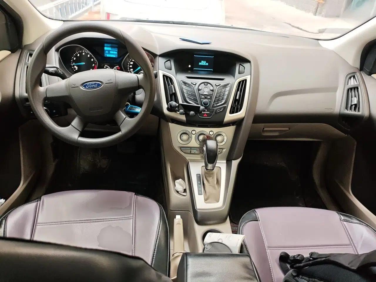 Ford Focus 2012 Sedan 1.6L Automatic Comfort Model — миниатюра 9