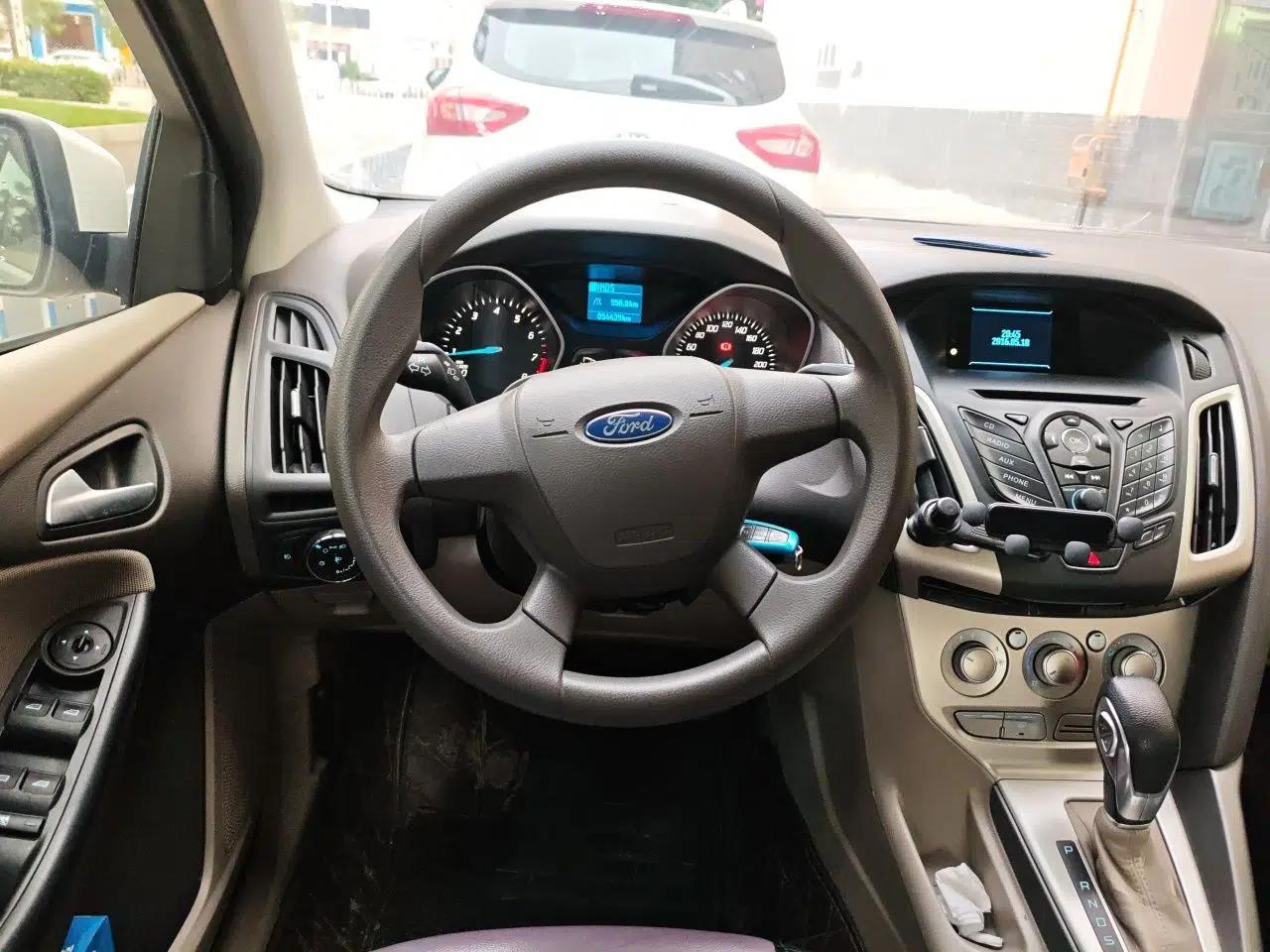 Ford Focus 2012 Sedan 1.6L Automatic Comfort Model — миниатюра 10