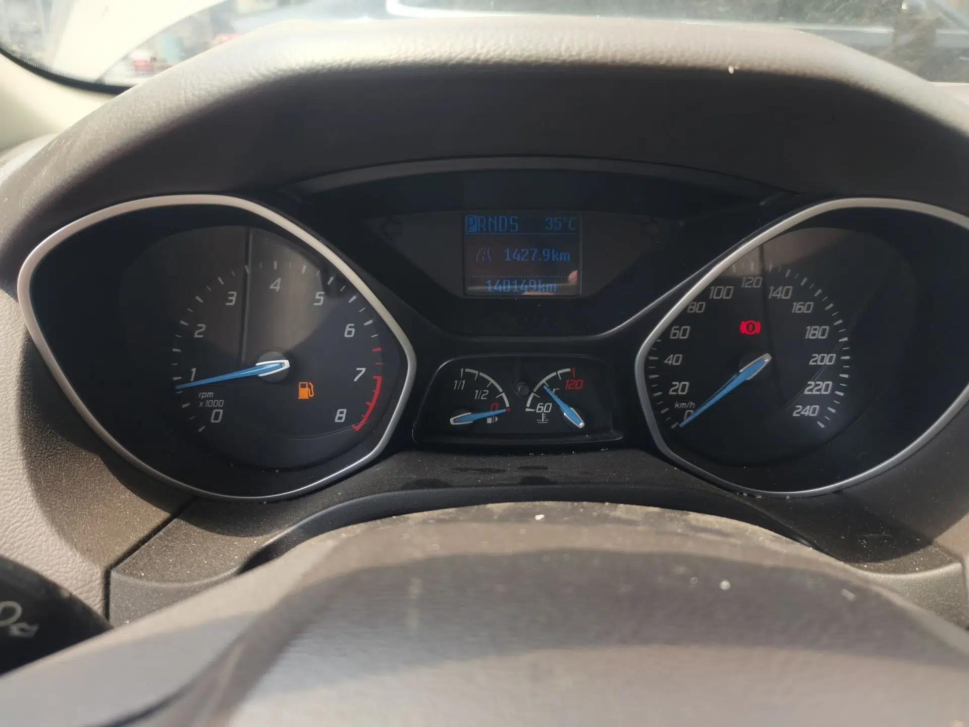 Ford Focus 2012 Sedan 1.6L Automatic Comfort Model — миниатюра 11