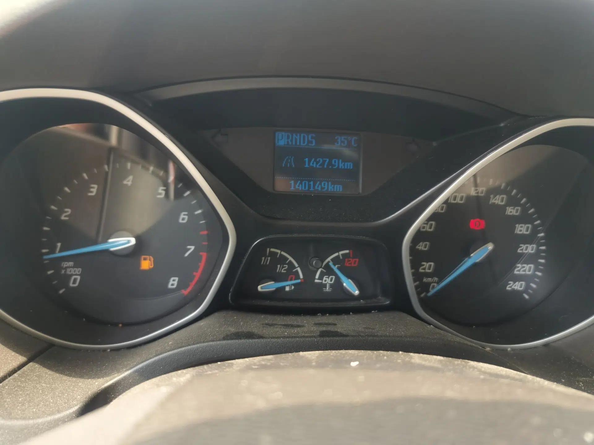 Ford Focus 2012 Sedan 1.6L Automatic Comfort Model — миниатюра 12