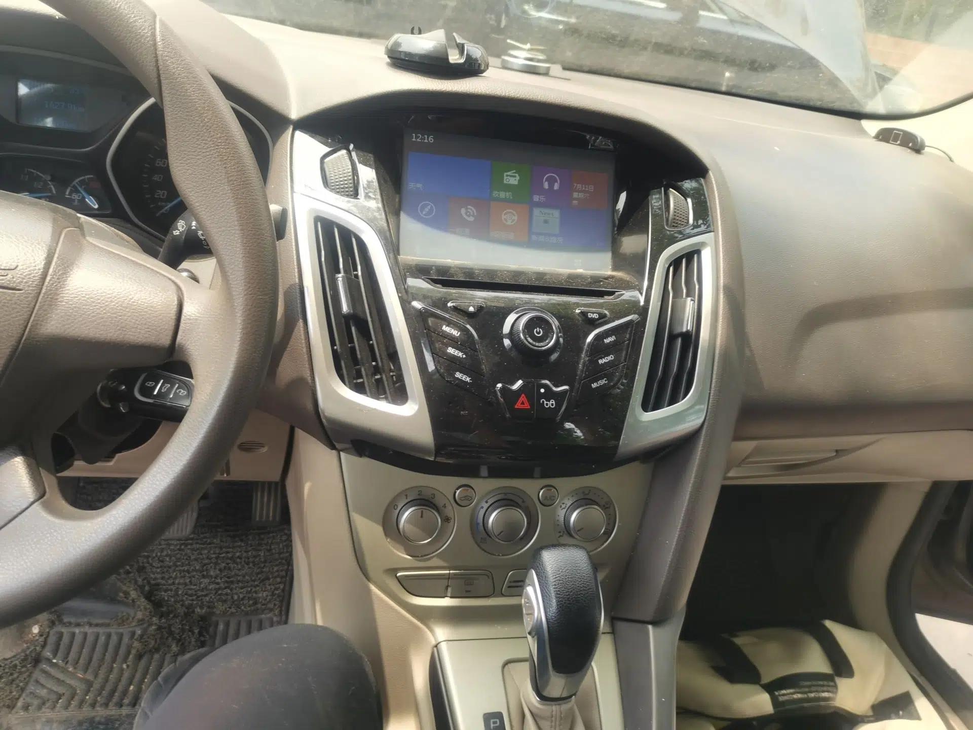 Ford Focus 2012 Sedan 1.6L Automatic Comfort Model — миниатюра 13