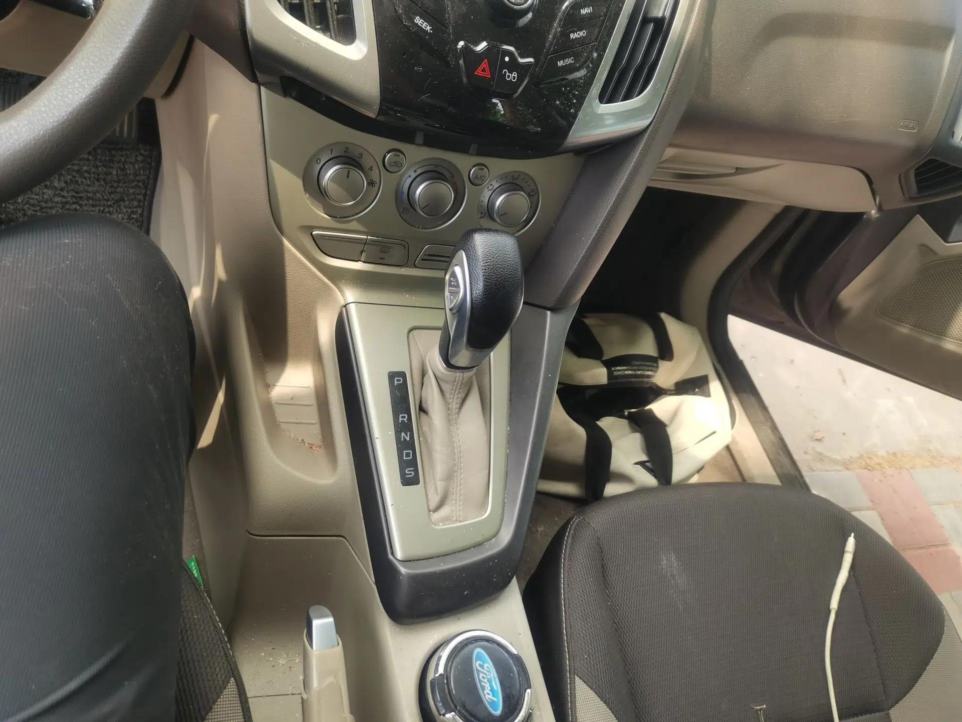 Ford Focus 2012 Sedan 1.6L Automatic Comfort Model — миниатюра 14