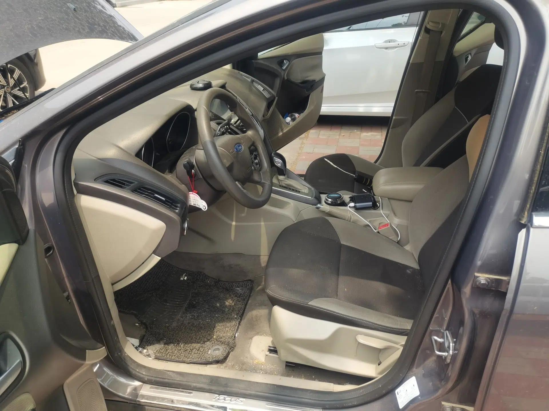 Ford Focus 2012 Sedan 1.6L Automatic Comfort Model — миниатюра 15
