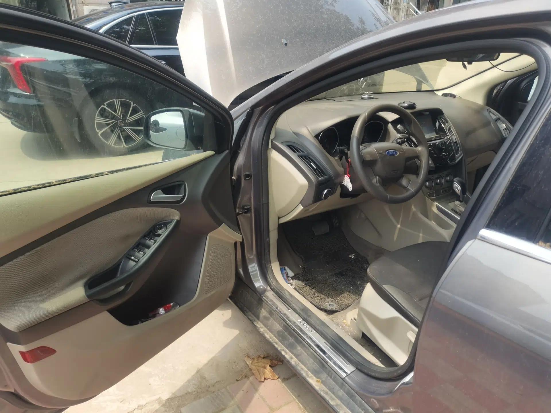 Ford Focus 2012 Sedan 1.6L Automatic Comfort Model — миниатюра 16
