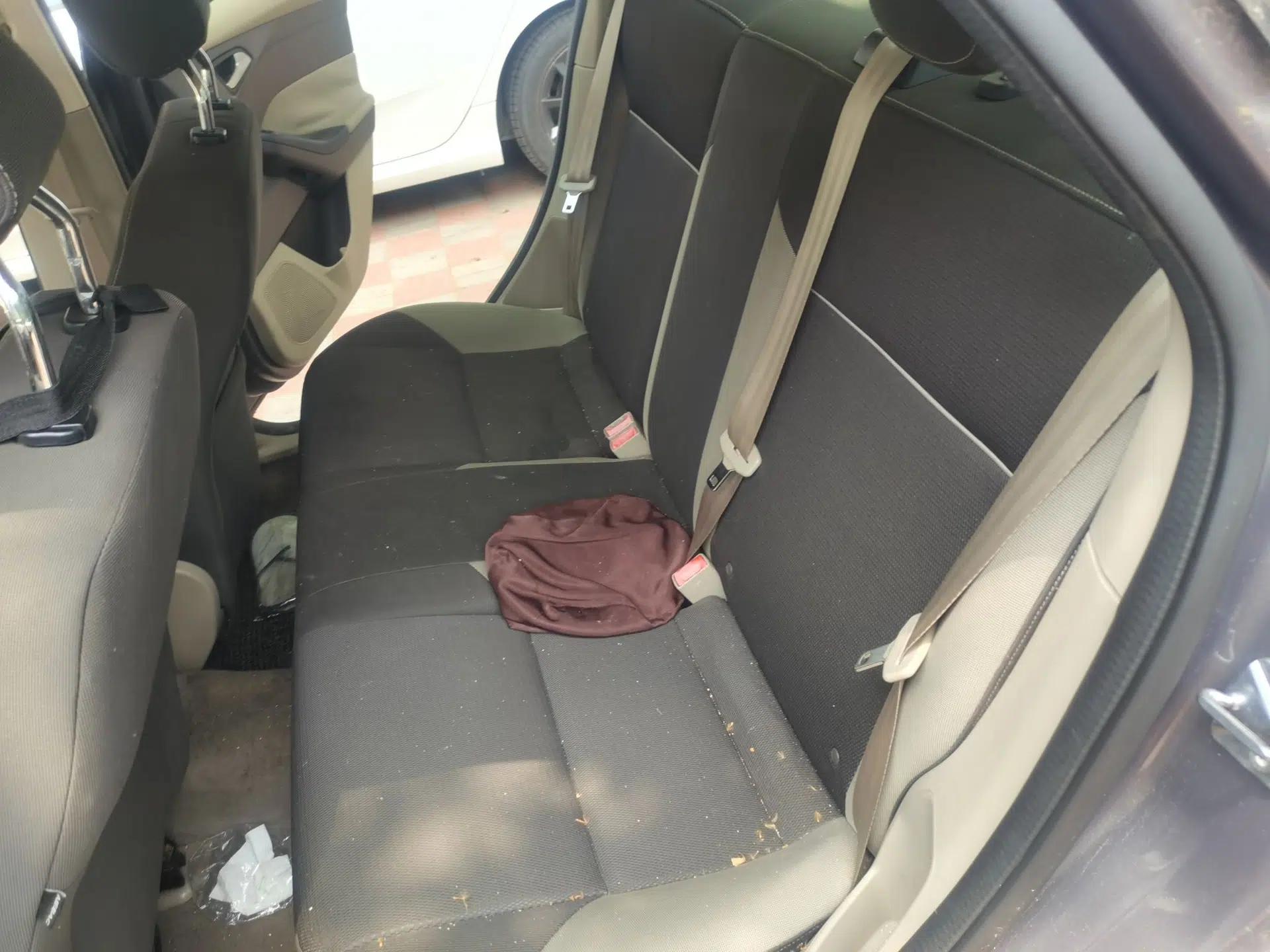 Ford Focus 2012 Sedan 1.6L Automatic Comfort Model — миниатюра 17