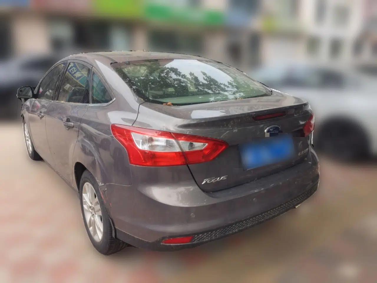 Ford Focus 2012 Sedan 1.6L Automatic Comfort Model — миниатюра 4