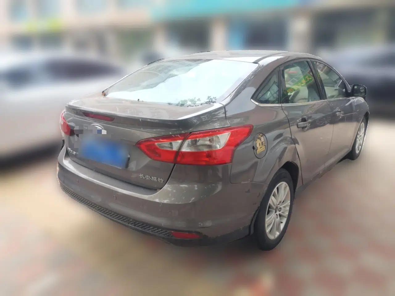 Ford Focus 2012 Sedan 1.6L Automatic Comfort Model — миниатюра 6