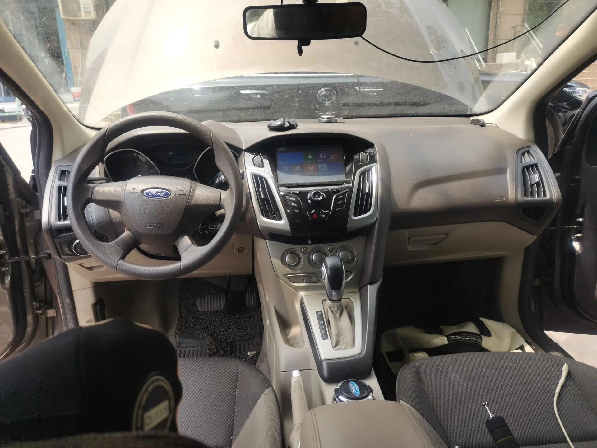 Ford Focus 2012 Sedan 1.6L Automatic Comfort Model — миниатюра 9