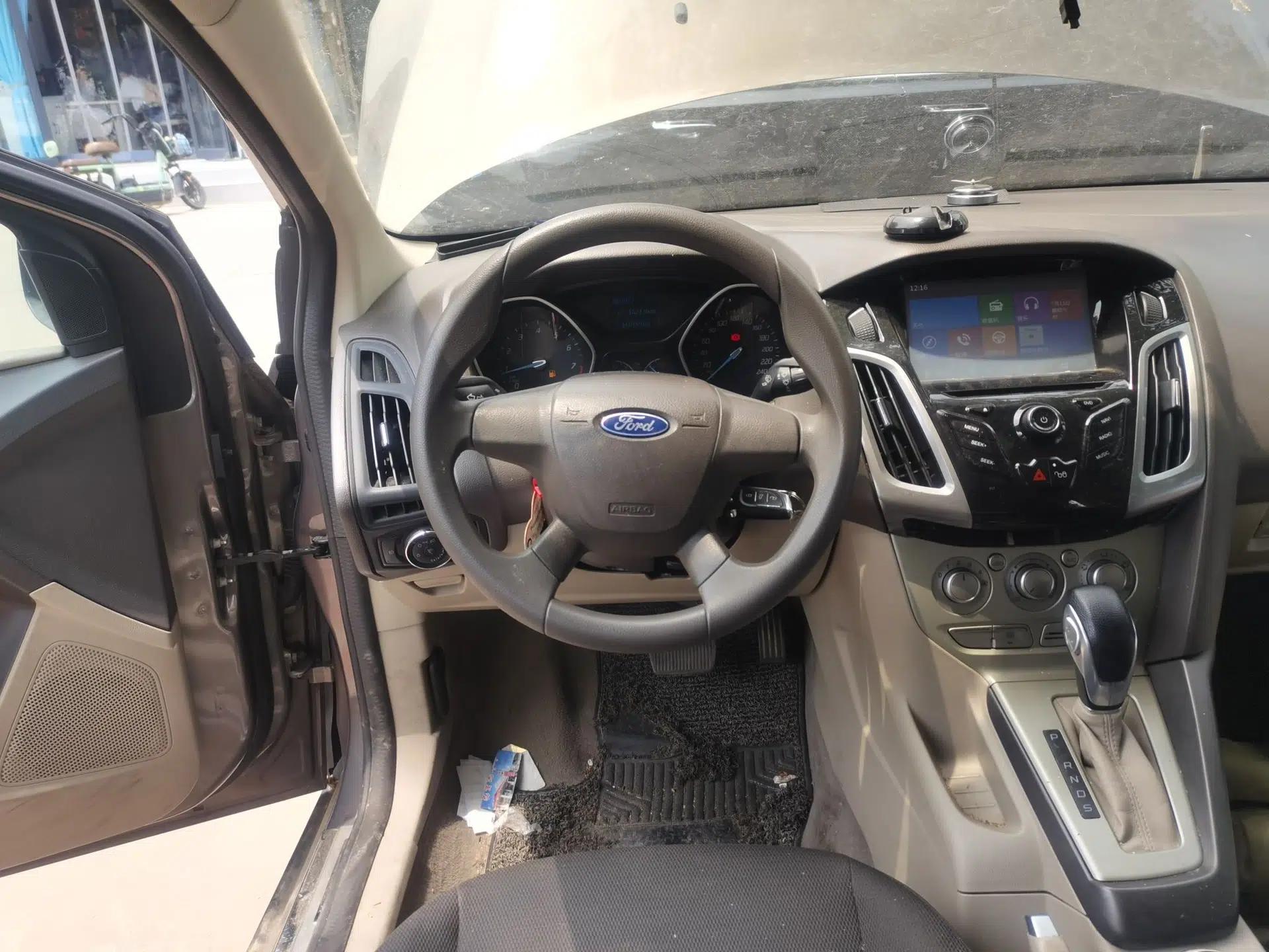 Ford Focus 2012 Sedan 1.6L Automatic Comfort Model — миниатюра 10