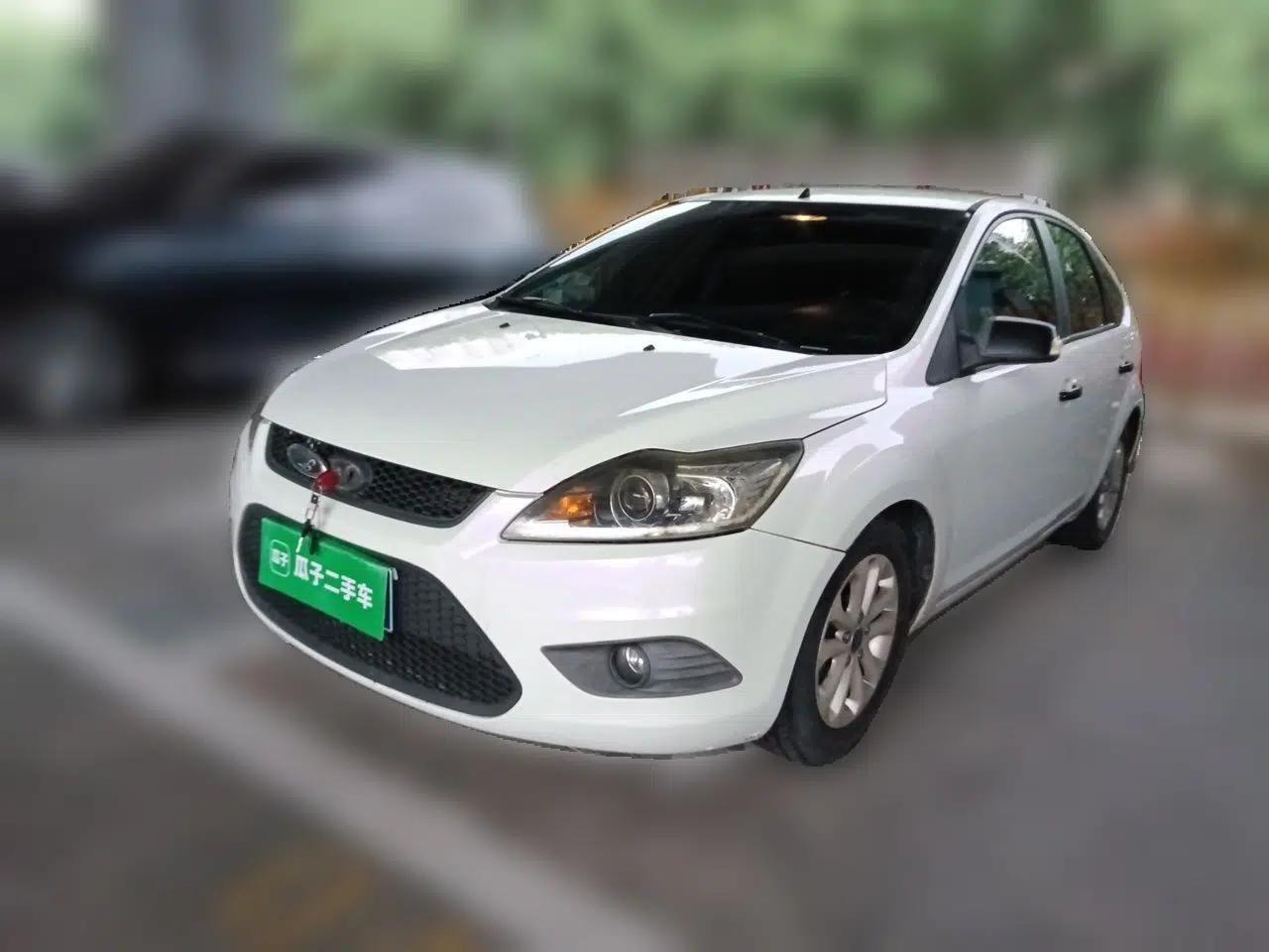 Ford Focus 2013 Hatchback Classic 1.8L Manual Base Model — миниатюра 1
