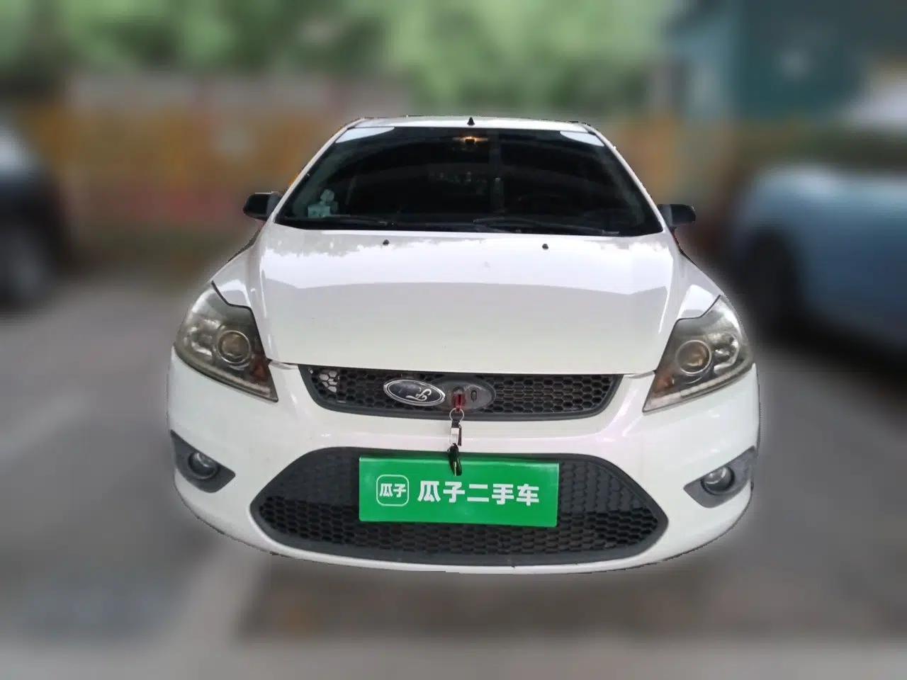 Ford Focus 2013 Hatchback Classic 1.8L Manual Base Model — миниатюра 2